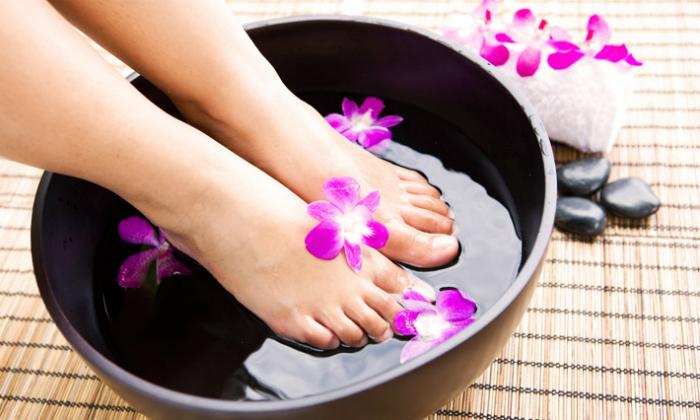 Ngâm chân trong nước ấm để các cơ chân được thư giãn Ngâm chân trong nước ấm để các cơ chân được thư giãn