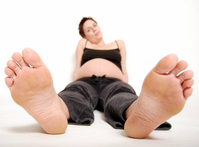 Duỗi chân thư giãn khi ngồi quá lâu Duỗi chân thư giãn khi ngồi quá lâu