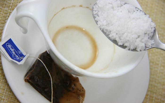 Muối sẽ loại bỏ vết bám cà phê trên bề mặt ly