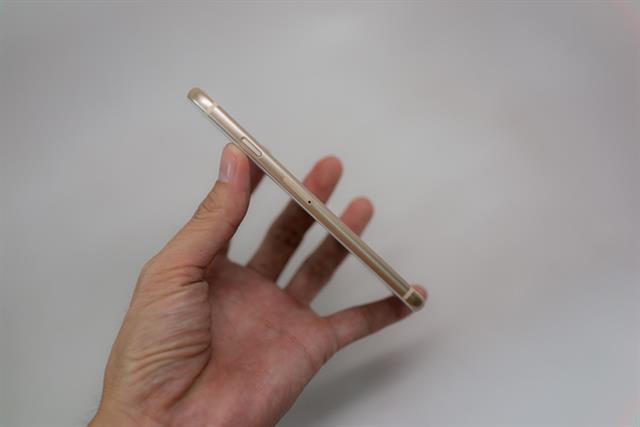 Nút nguồn và khe cắm sim nằm bên cạnh phải