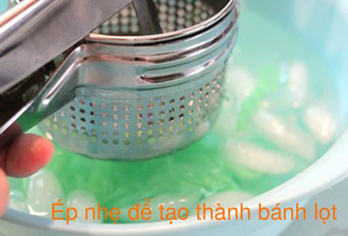 Bước 5 Ép lấy sợi Chè đậu đỏ bánh lọt