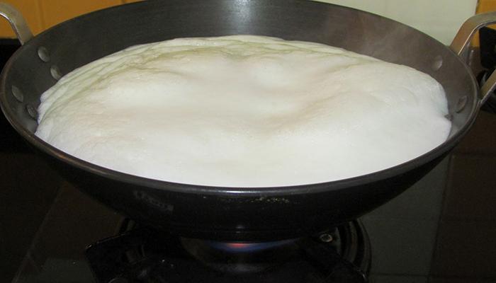 Rinse the pot with cold water and then boil the milk, the milk will not stick to the pot wall