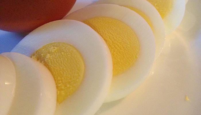 If you want to cut eggs beautifully, rub some water on the knife