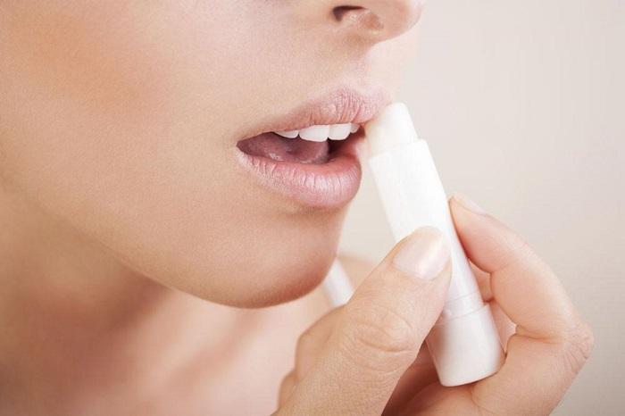 Don't forget to apply lip balm with sunscreen before going out Đừng quên bôi son dưỡng môi có chất chống nắng trước khi ra đường
