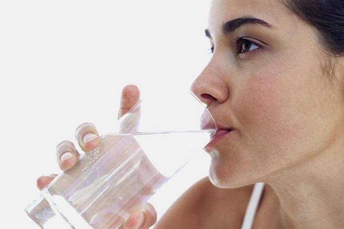 Uống đủ nước mỗi ngày giúp đôi môi hồng hào hơn