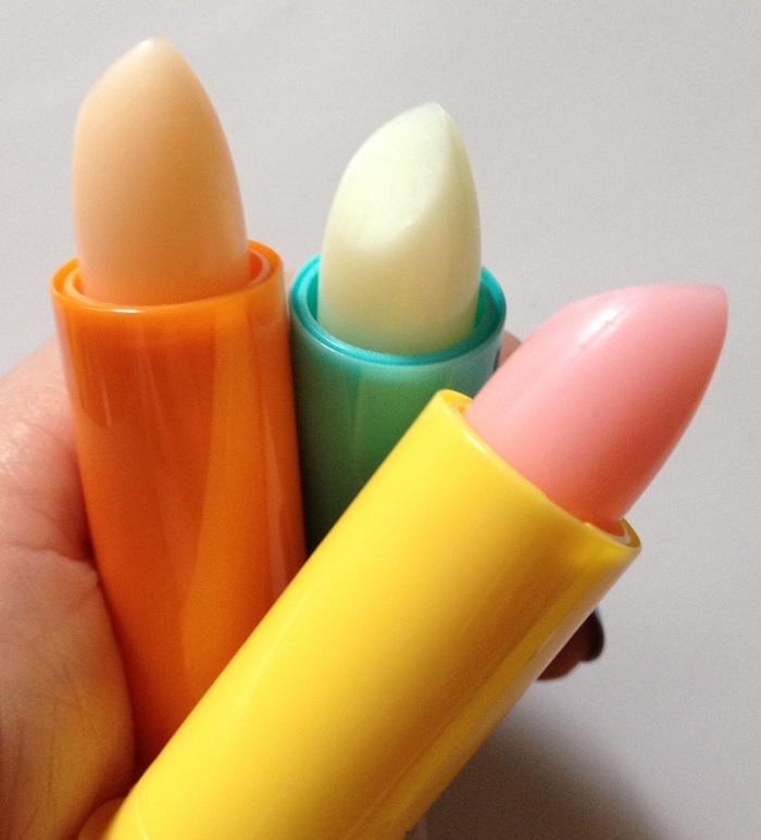 Always carry a light moisturizing lip balm with you Luôn mang bên mình son dưỡng ẩm màu nhẹ cho môi