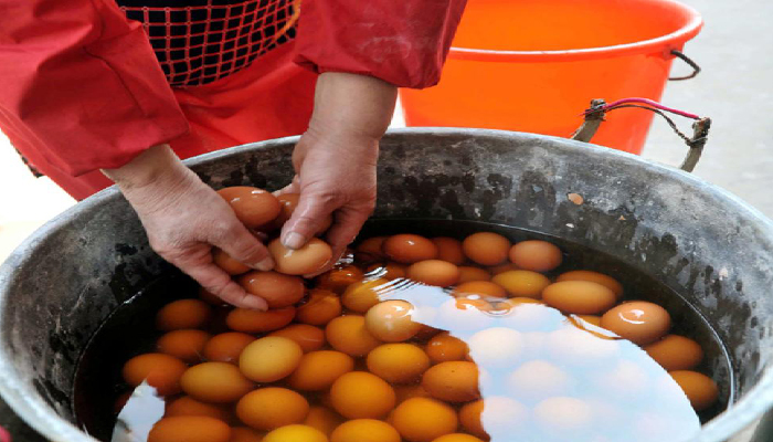 Eggs soaked in urine and boiled for one day and one night