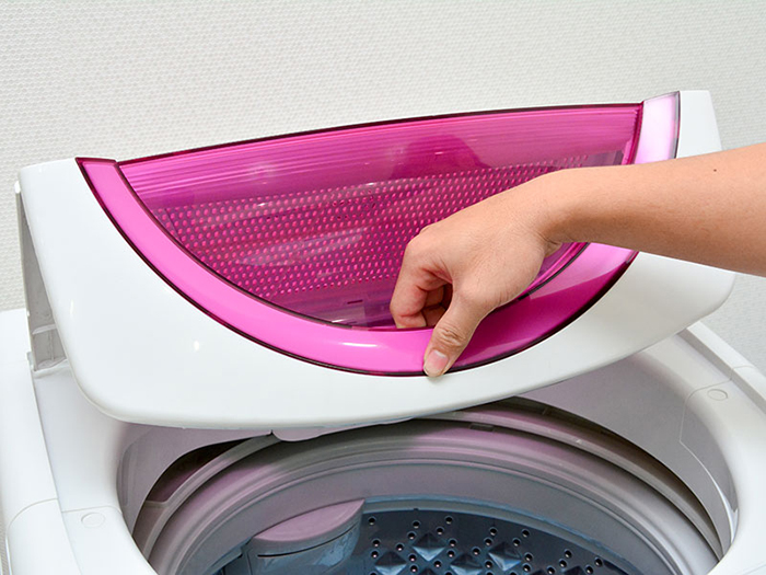 Nắp máy trong suốt giúp bạn dễ dàng theo dõi quá trình giặt