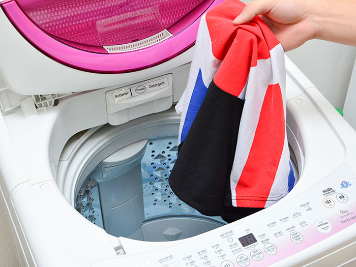 Cửa lồng giặt lớn giúp bạn dễ thao tác khi dùng