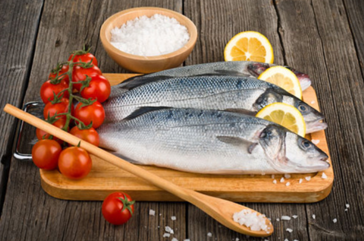 Remove fishy odor from fish with salt