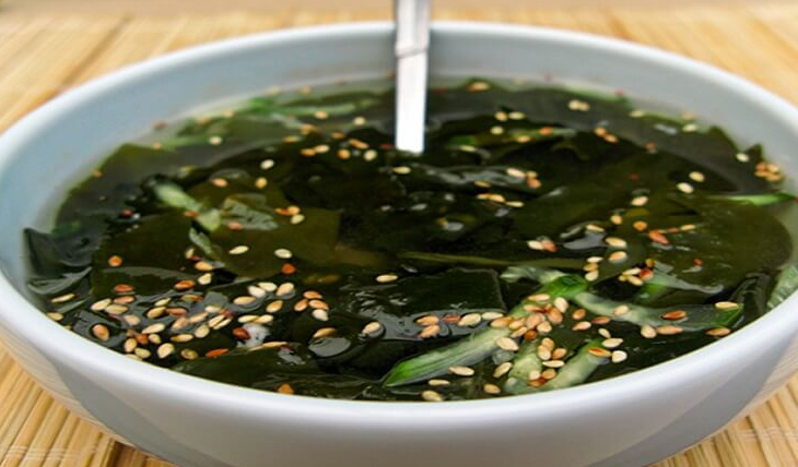 Sesame oil helps the seaweed soup lose its fishy odor and becomes more delicious