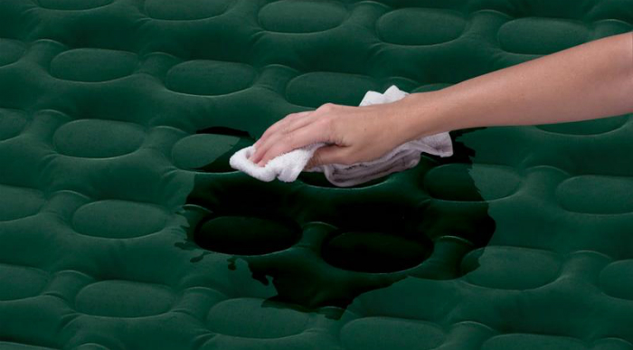 Tẩy sạch vết bẩn ngay khi phát hiện để không bị bốc mùi Mẹo hay vệ sinh đệm trải giường mùa đông > Tẩy sạch vết bẩn ngay khi phát hiện để không bị bốc mùi