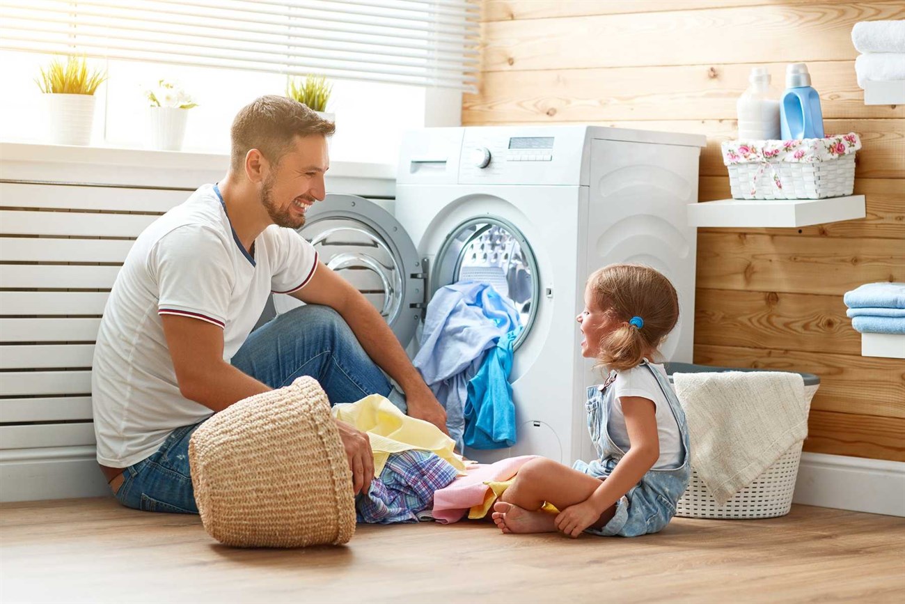 Bạn nên giặt sạch quần áo bẩn trong phòng ngủ, đó là cách hữu hiệu giúp bạn đánh bay mùi hôi.