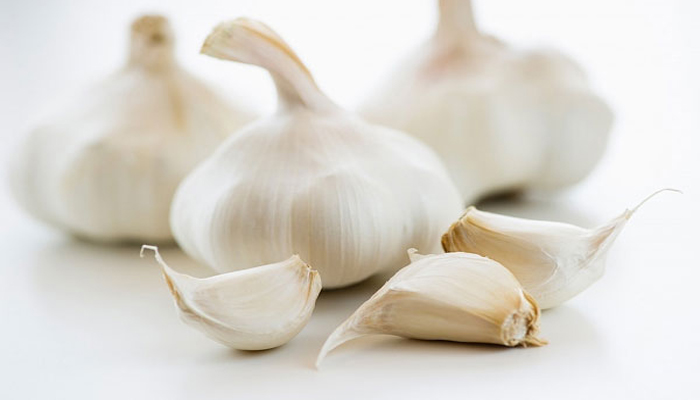 Crushed garlic will help hair grow back quickly