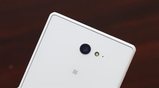 Phần trên của mặt sau có camera chính 8MP (quay video FHD 1080p@30fps) kèm đèn LED Flash trợ sáng