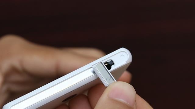 Trạng thái lúc mở nắp tai nghe