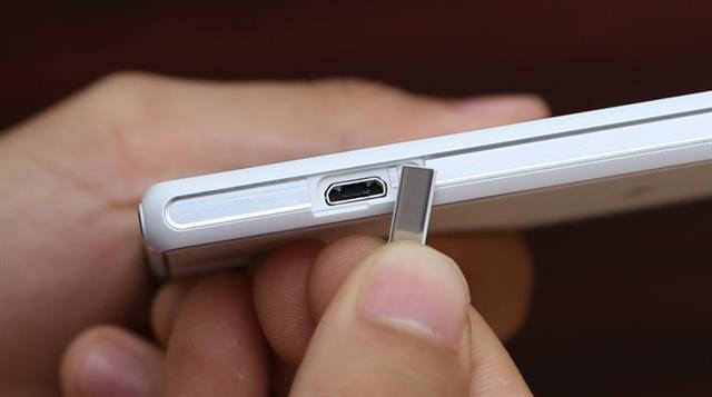Trạng thái mở cổng microUSB