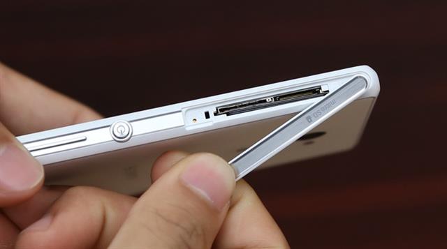 Trạng thái bung nắp đậy cổng microSD và SIM