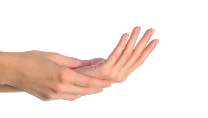 Thoa tinh dầu sẽ giúp dưỡng ẩm da tay hiệu quả