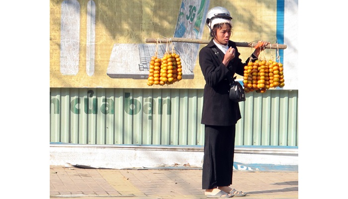 Bán hàng rong cũng cần đội nón bảo hiểm chứ