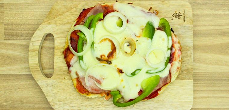 Phô mai thường được sử dụng để làm bánh pizza nhưng đối với cách làm không cần lò nướng này, có thể sử dụng loại phô mai nào để thay thế?
