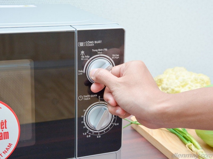 Lò vi sóng cơ điều khiển bằng nút xoay đơn giản Tư vấn chọn mua lò vi sóng > Lò vi sóng cơ điều khiển bằng nút xoay đơn giản