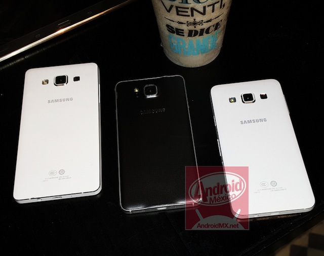 Galaxy A5 (trái) và Galaxy A3 (phải)