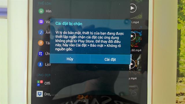 Nếu đây là lần đầu tiên bạn cài đặt file .apk thì sẽ nhìn thấy thông báo như trên. Trong trường hợp này, bạn chỉ việc bấm Cài đặt và làm theo hướng dẫn
