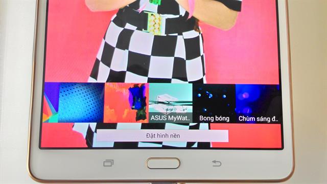 Vuốt sang trái/ phải để tìm đến Wallpaper động Asus MyWater