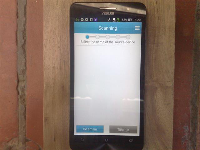 Zenfone đang dò tìm thiết bị cần sao lưu dữ liệu