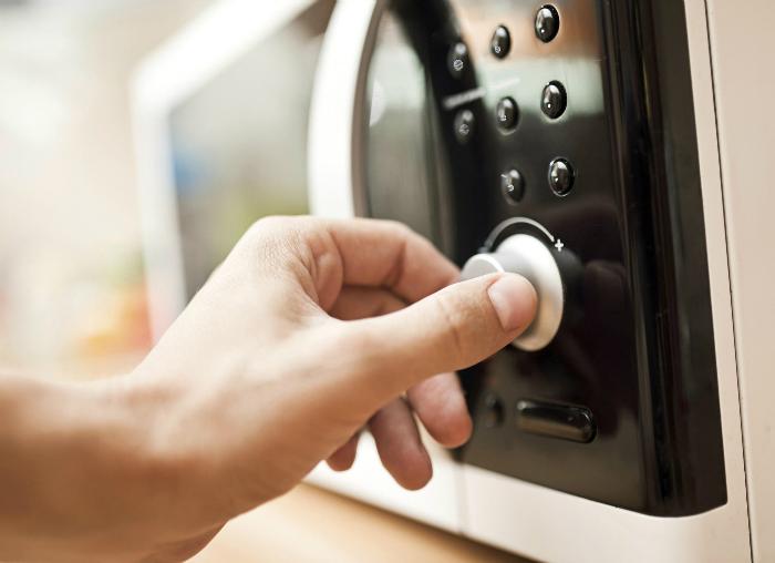 Mẹo đơn giản tiết kiệm điện khi dùng đồ gia dụng > Lò vi sóng