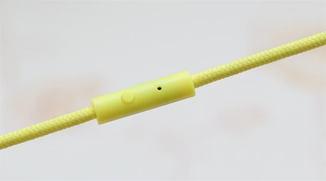 Phím điều khiển và lỗ mic