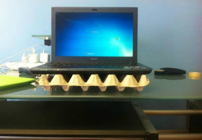Phát minh hiệu quả cho cuộc sống hàng ngày > Dùng khay đựng trứng để chống nóng cho laptop