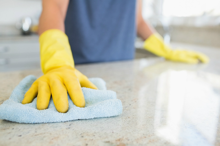 6 bí quyết giữ cho đôi tay luôn đẹp dù phải làm việc nhà mỗi ngày > Luôn đeo găng tay khi làm việc nhà