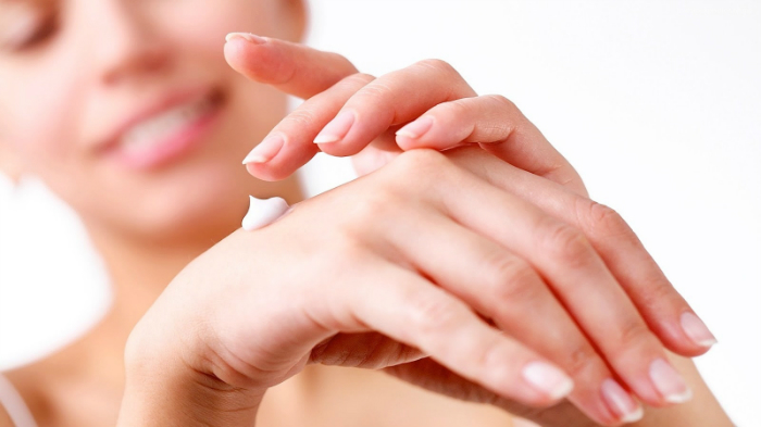 Luôn dùng kem dưỡng ẩm giúp da tay khô bị khô ráp