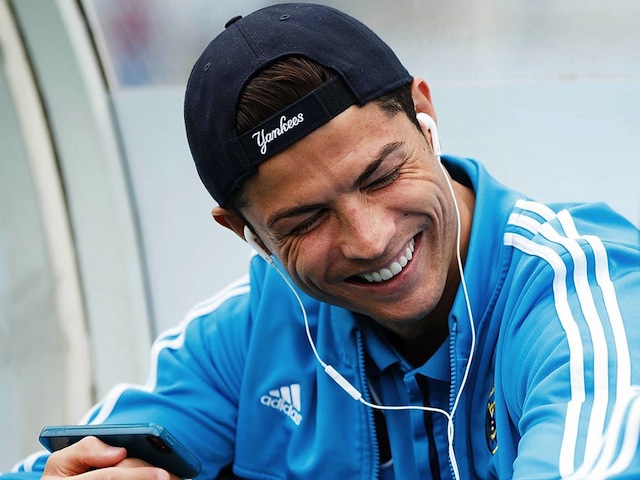 CR7 (Christiano Ronald) đang thư giản cùng iPhone