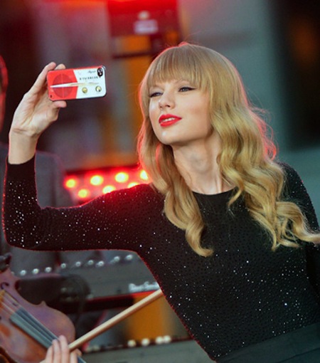 Pha tự sướng bất hủ của Taylor Swift cùng iPhone