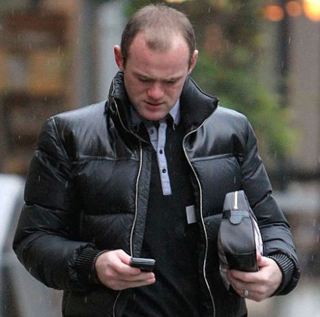 Trái ngược với CR7, Rooney, Messi, Sir Alex đều là những người dùng BlackBerry trung thành