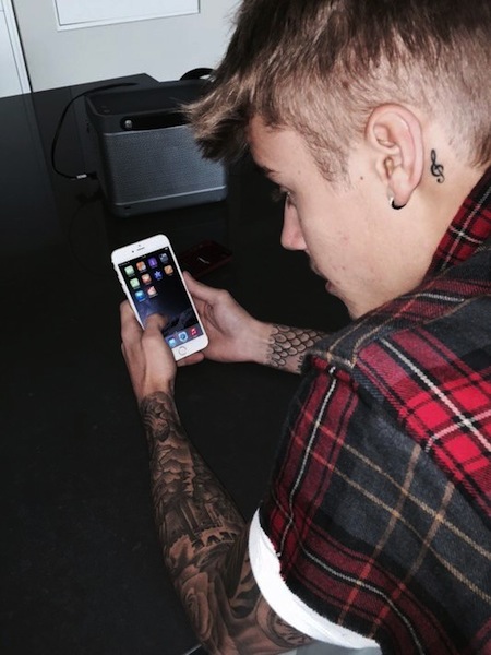 Chàng ca sĩ trẻ nổi tiếng với nhiều scandal Justin Bieber háo hức khám phá iPhone