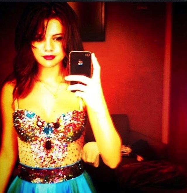 Một pha tự sướng của Selena Gomez cùng sản phẩm của nhà táo