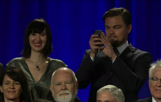 Nam tài tử không có duyên với giải Oscar, Leonardo Di Caprio đang dùng một chiếc BlackBerry Q10