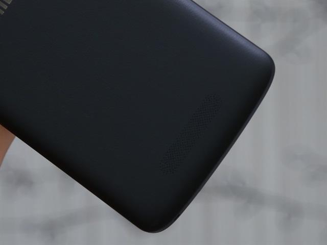 Phần dưới có dải loa ngoài khá lớn