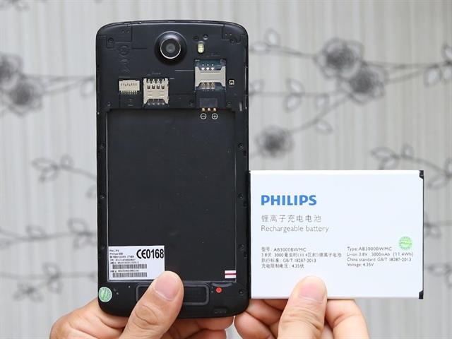 Cuối cùng, Philips i928 dùng thỏi pin chuẩn Li-Ion dung lượng 3000 mAh và được tích hợp tiện ích 2 SIM 2 sóng