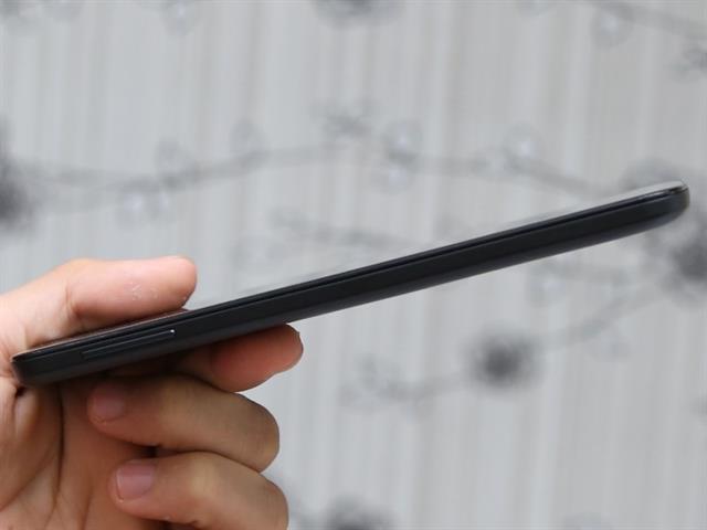 Cạnh trái có nút điều chỉnh âm lượng