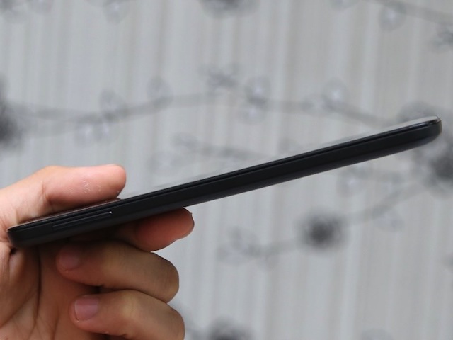 Philips I928 có thân hình khá mỏng