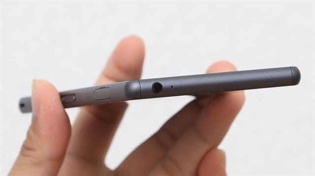 Kích thước 146 x 72 x 7.3 mm và trọng lượng 153g