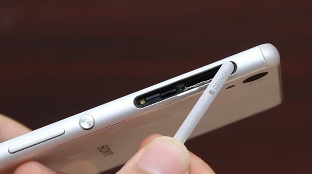 Trạng thái bung nắp đậy khe microSD