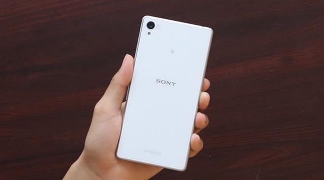 Máy được bán ra tại Việt Nam với 3 gam màu: đen, trắng và đồng