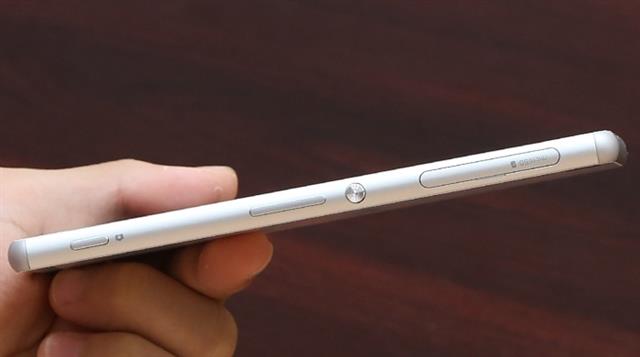 Cạnh phải có khay cắm thẻ nhớ + SIM kèm nắp đậy, phím nguồn, phím tinh chỉnh âm lượng và phím chụp ảnh chuyên dụng