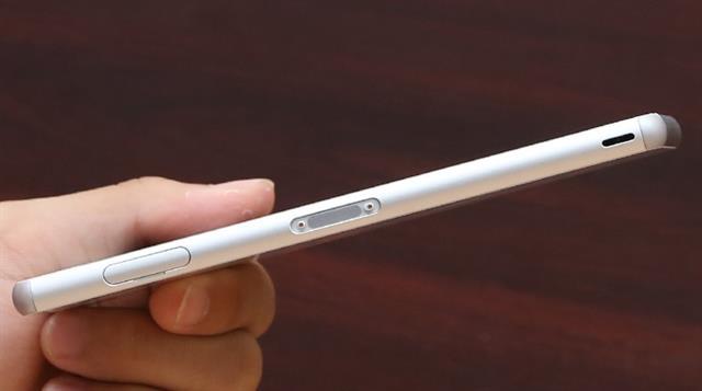 Cạnh trái có cổng microUSB kèm nắp đậy, chân tiếp xúc với dock sạc và móc dây đeo thời trang